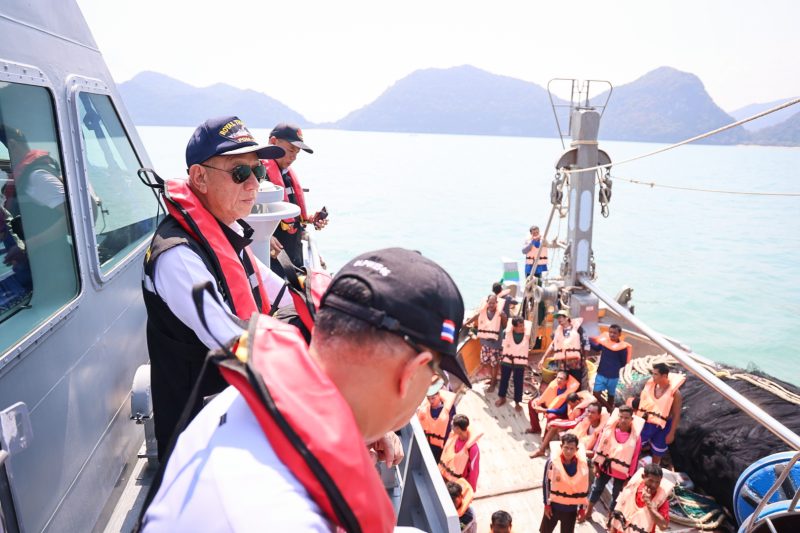 รมว.แรงงาน"พิพัฒน์" ร่วม ศรชล. ภาค 2 นำทีมลุยอ่าวไทย ดูแลแรงงานประมงให้ได้รับการคุ้มครองตามกฎหมาย ป้องกันค้ามนุษย์