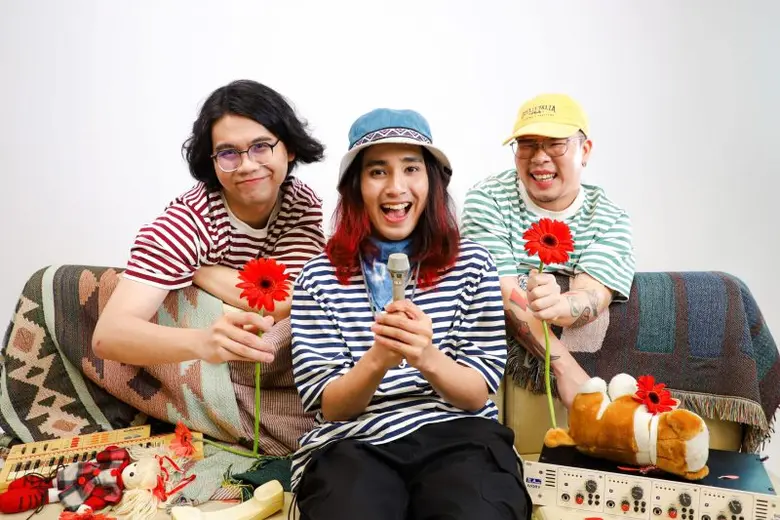 RE-HEAR EXPERIENCE ส่งสัญญาณบอกรักผ่านเพลง "ชอบอยู่ (Only you!)" ชวนย้อนรักแรกวัยมัธยม กับซาวด์ดนตรีวงมาร์ชชิ่งที่คุ้นเคย
