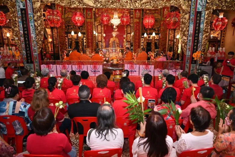 มูลนิธิป่อเต็กตึ๊ง จัดพิธีเวียนธูปศักดิ์สิทธิ์ เนื่องในเทศกาลตรุษจีน ประจำปี 2567 เพื่อตั้งจิตอธิษฐานระลึกถึงเทพยดาฟ้าดิน และหลวงปู่ไต้ฮง