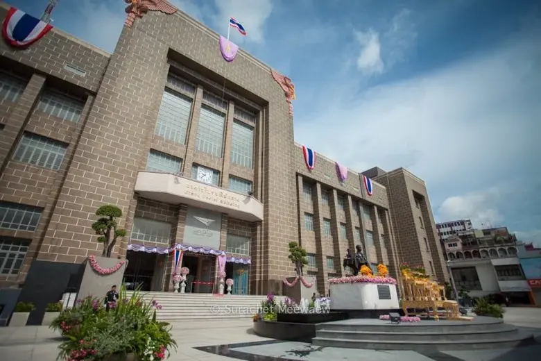 พาส่อง "ชุดบุรุษไปรษณีย์ย้อนยุค" ของไปรษณีย์ไทยยูนิฟอร์มวินเทจที่อยู่คู่กับแลนด์มาร์กสุดคลาสสิก "ไปรษณีย์กลางบางรัก" ที่เดียวในประเทศ