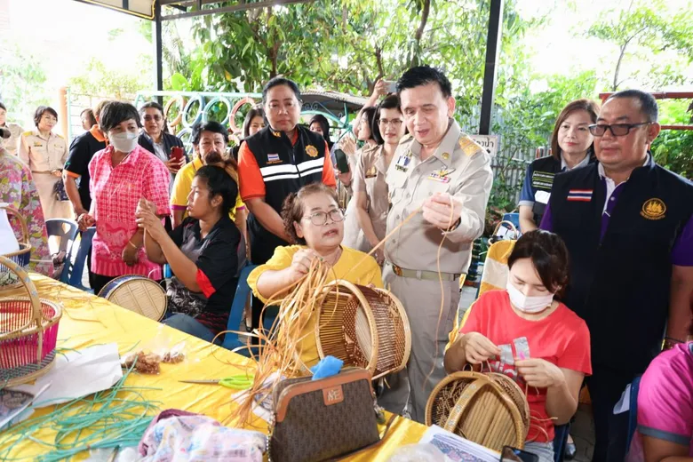 ปลัดฯ"ไพโรจน์"ลงพื้นที่หนองจอก เปิดอบรมสานตะกร้าหวายเทียม เพิ่มทักษะอาชีพ มีงานทำ มีรายได้