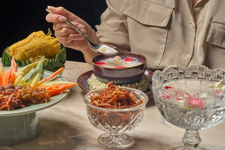 ต้อนรับฤดูร้อน กับ ชุดเซ็ทข้าวแช่ โรงแรมอนันตรา สยาม กรุงเทพฯ