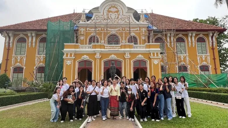 DEK CoTH SPU ลงพื้นที่เรียนรู้ "การประคบสมุนไพร" และ "ยาหม่องน้ำกัญชา" ที่ภูมิภูเบศร ศูนย์การเรียนรู้สมุนไพรและภูมิปัญญาสุขภาพบางเดชะ
