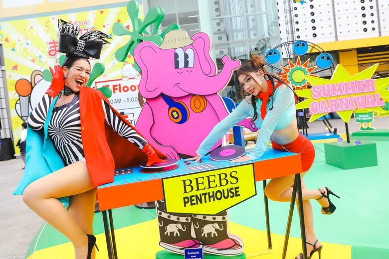 ศูนย์การค้าเครือ เอ็ม บี เค คอลแลปส์ ดีไซเนอร์ Beebs.penthouse ชวนทุกคนมาเช็คอินรับลมร้อน พร้อมกับลุ้นช้อป แคมเปญสุดฟิน Summer Carnival ร้อนนี้ ต้องมาช้อป #ช้อปไม่หยุดสนุกรับซัมเมอร์ ลุ้นรับตั๋วเครื่องบิน ไป-กลับ ฟุกุโอกะ