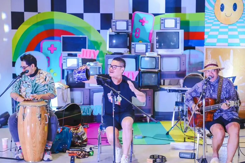 3 หนุ่มพี่น้องบ้าน สินเจริญ บราเธอร์ส รวมตัวสร้างความสุขผ่านเสียงเพลงที่เอ็ม บี เค เซ็นเตอร์ สดชื่นรับซัมเมอร์ในกิจกรรม MBK CENTER SUMMER RETRO CARNIVAL #RetroIsCalling