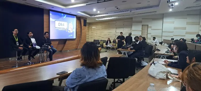 DEK สาขาคอมพิวเตอร์แอนิเมชันและวิชวลเอฟเฟกต์ คณะดิจิทัลมีเดีย ม.ศรีปทุม เปิดโลกเบื้องหลัง 3D Concert Vtuber กับ Kapoo Production สุดยอดประสบการณ์ที่จุดประกายไฟแห่งความฝัน