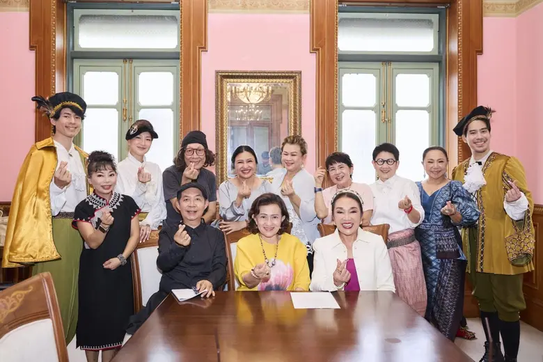 สมาคมสภาแม่ดีเด่นแห่งชาติ จัดแถลงข่าวการแสดงละคร "เวนิสวานิช ปราชญ์แห่งชีวิต ณ พระราชวังพญาไท" โดยมี "แพนเค้ก เขมนิจ" และ "ต้อ มารุต" นำแสดงสมาคม