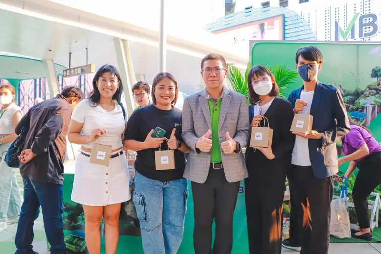 เอ็ม บี เค ร่วมรณรงค์สร้างการมีส่วนร่วมของสังคมลดมลพิษทางอากาศ เพื่อคุณภาพชีวิตที่ดีของคนไทย ออกบูธนิทรรศการการดำเนินธุรกิจสีเขียว เพื่อสิ่งแวดล้อม แจกต้นไม้ในงาน The Air We Share