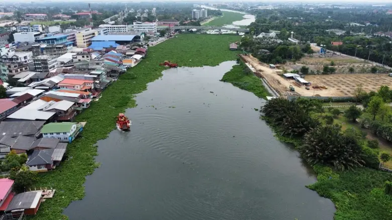 กรมโยธาธิการและผังเมือง จัดตั้ง "สถานีดักผักตบชวา" บริเวณวัดเชิงเลน และวัดท่าข้าม พร้อมบูรณาการร่วมกับหน่วยงานที่เกี่ยวข้อง เร่งแก้ปัญหาผักตบชวาหนาแน่น จ.นครปฐม