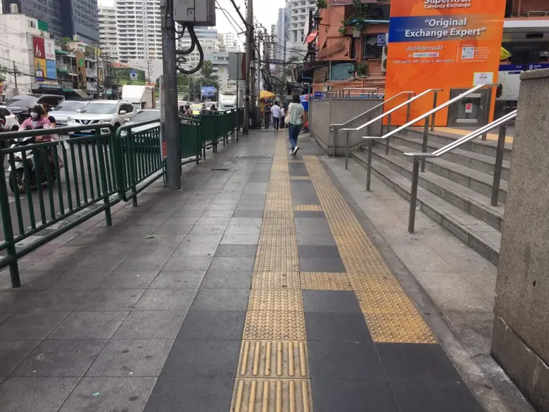 เขตวัฒนากวดขันผู้ค้าทางออกสถานีรถไฟฟ้า MRT แยกอโศก ไม่ให้กีดขวางทางสัญจร