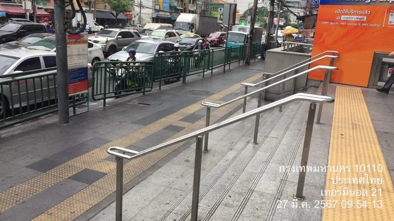 เขตวัฒนากวดขันผู้ค้าทางออกสถานีรถไฟฟ้า MRT แยกอโศก ไม่ให้กีดขวางทางสัญจร