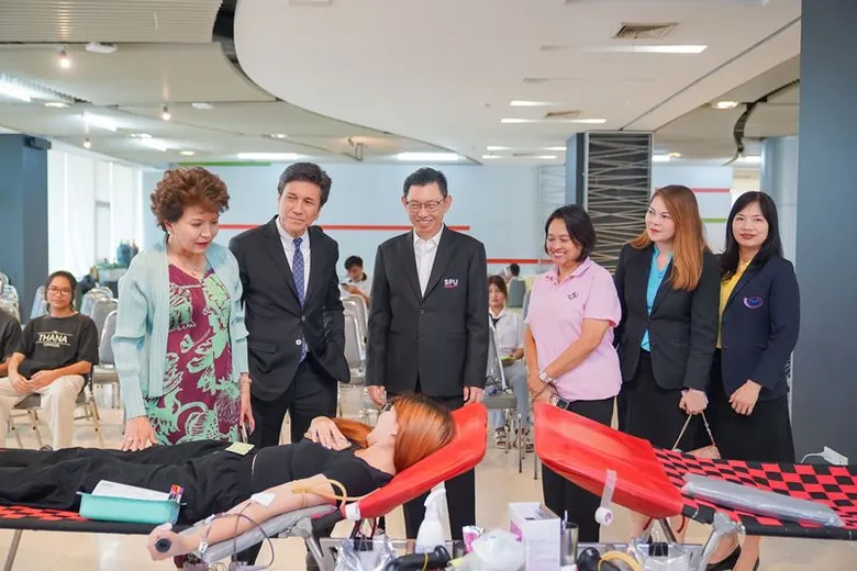 ม.ศรีปทุม ร่วมกับ กยศ. และ สภากาชาดไทย จัดกิจกรรม "Gift For Give For Songkran Festival " บริจาคโลหิต ช่วยเหลือสังคม