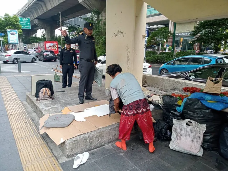 กทม.ประสานความร่วมมือเร่งแก้ปัญหาขอทานบนสะพานลอยซอยสุขุมวิท 23-แนวสถานีรถไฟฟ้า