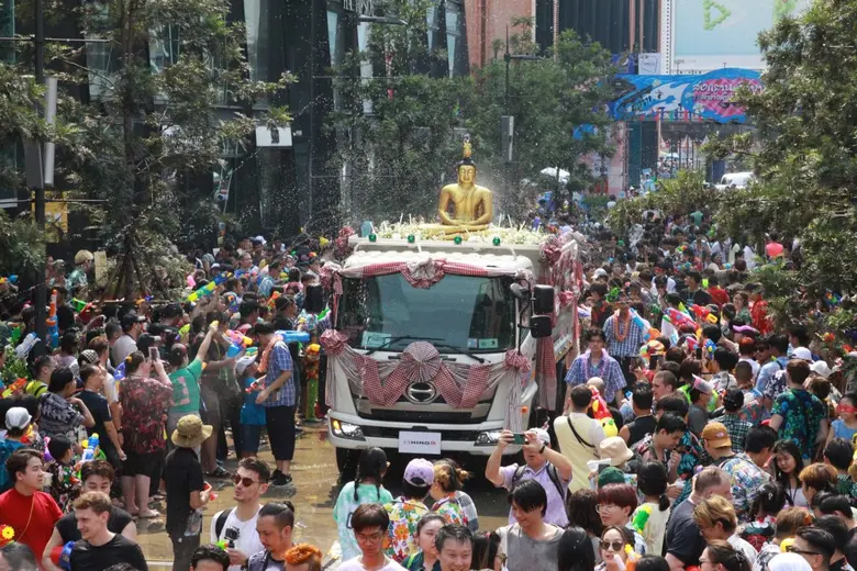 ปักหมุดฉลองสงกรานต์ สนุกสนานรับปีใหม่ไทยทั่วทั้งสยาม - สามย่าน สงกรานต์สยาม ผ้าขาวม้า อยู่เย็น เป็นสนุก &amp; Samyan Water Street 2024 สาดให้ฉ่ำๆสนุกกัน 3 วันรวด 13-15 เมษายนนี้