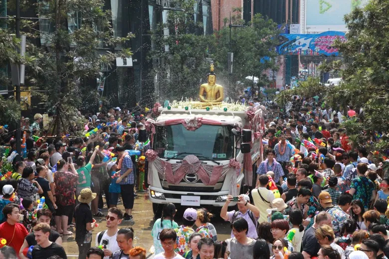 ปักหมุดฉลองสงกรานต์ สนุกสนานรับปีใหม่ไทยทั่วทั้งสยาม - สามย่าน สงกรานต์สยาม ผ้าขาวม้า อยู่เย็น เป็นสนุก & Samyan Water Street 2024 สาดให้ฉ่ำๆสนุกกัน 3 วันรวด 13-15 เมษายนนี้