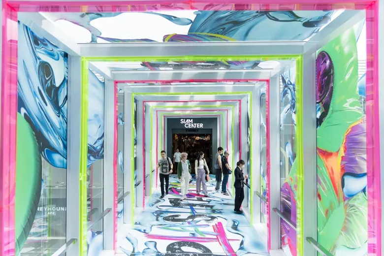 สยามเซ็นเตอร์ เปิดเทศกาลซัมเมอร์แบบล้ำเทรนด์ ไม่เหมือนใคร นำเทคนิค Interactive Art 3D สร้างความสนุกใน "Siam Center Splashtastic Fun Fest 2024" พร้อมชวนใส่แฟชั่นผ้าบาติกดีไซน์สุดคูล