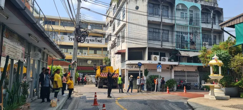 เขตดินแดงประสาน กฟน.-กสทช.จัดเก็บสายสื่อสารไม่ได้ใช้งานหน้าโรงเรียนปัญจทรัพย์