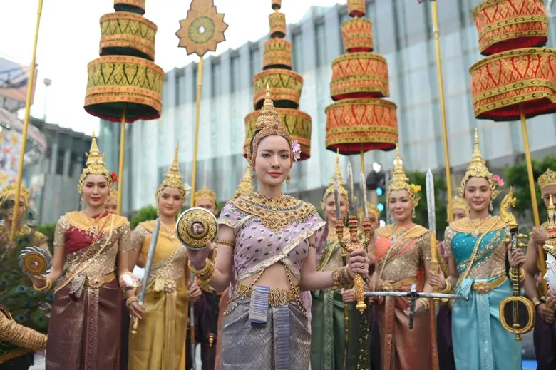 "แอฟ-ทักษอร" นางสงกรานต์มโหธรเทวี สวยสง่าดุจนางในวรรณคดี ร่วมพิธีเปิดงาน "ไอคอนสยามมหัศจรรย์เจ้าพระยามหาสงกรานต์ ๒๕๖๗"