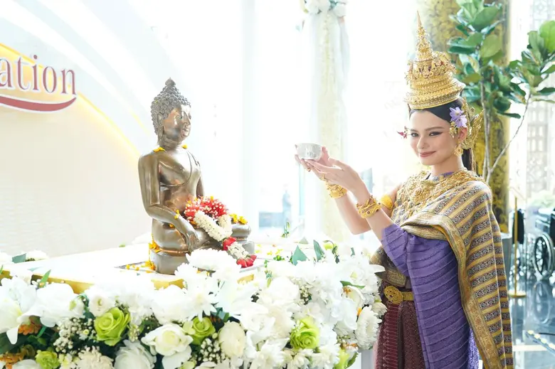 นางสงกรานต์มโหธรเทวี "เบ็คกี้ รีเบคก้า" เฉิดฉายนำขบวนแห่นางสงกรานต์ ในงาน "ไอคอนสยามมหัศจรรย์เจ้าพระยามหาสงกรานต์ ๒๕๖๗"
