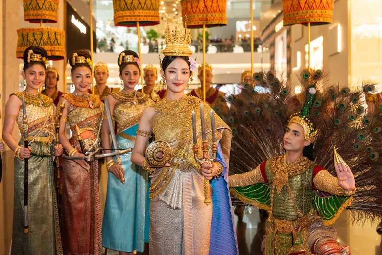 มินนี่ (G)I-DLE งามสง่าด้วยชุดไทย ปรากฏโฉมเป็นนางสงกรานต์มโหธรเทวีครั้งแรก นำความงดงามแบบไทยปรากฏสู่สายตาชาวโลก ในงาน "ไอคอนสยามมหัศจรรย์เจ้าพระยามหาสงกรานต์ ๒๕๖๗"