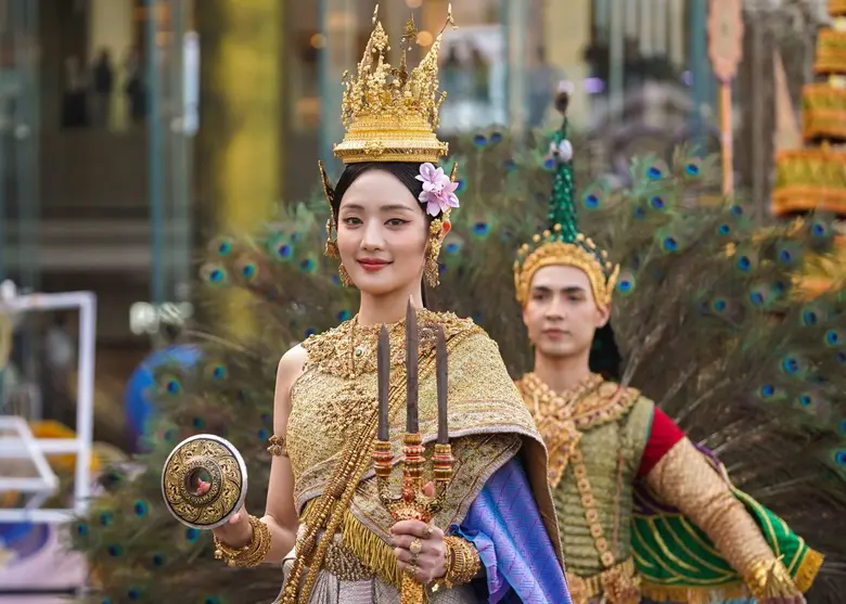 มินนี่ (G)I-DLE งามสง่าด้วยชุดไทย ปรากฏโฉมเป็นนางสงกรานต์มโหธรเทวีครั้งแรก นำความงดงามแบบไทยปรากฏสู่สายตาชาวโลก ในงาน "ไอคอนสยามมหัศจรรย์เจ้าพระยามหาสงกรานต์ ๒๕๖๗"