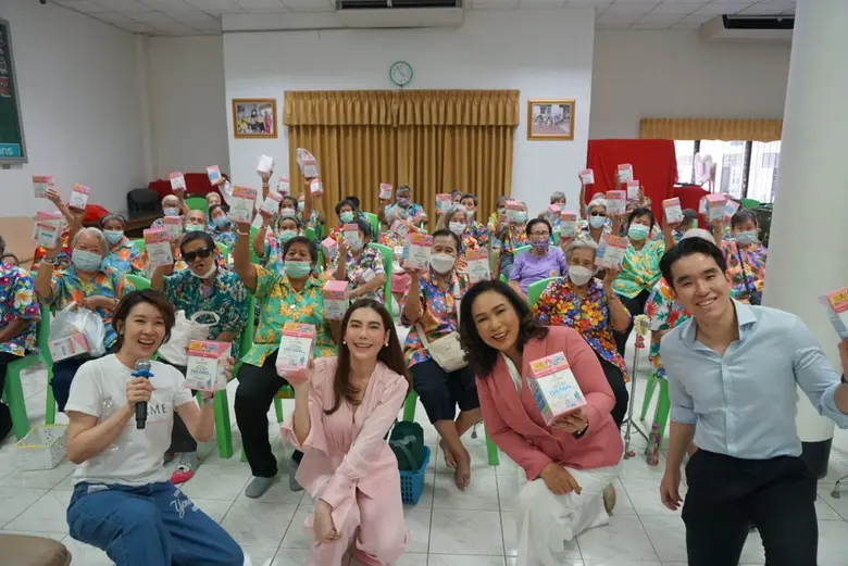 "การ์ตูน-เชียร์" นำทีม "ชาเม่" มอบคริสตัล คอลลาเจน ให้ผู้สูงวัยมูลนิธิมิตรภาพสงเคราะห์คนชราหญิง
