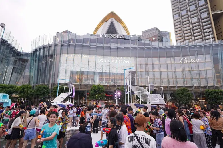 ไอคอนสยาม เปิดพื้นที่เล่นน้ำและชมมินิคอนเสิร์ตต่อเนื่องยาวถึง 21 เม.ย.นี้