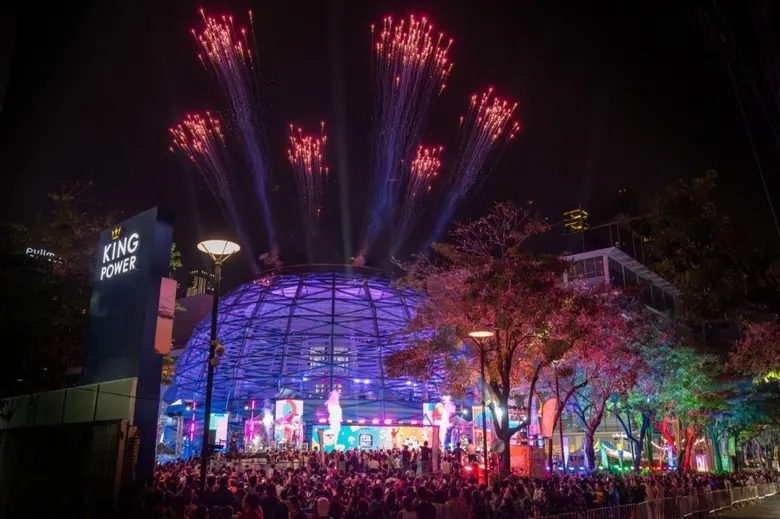 ยิ่งใหญ่! งานอภิมหาสงกรานต์รางน้ำ โดย คิง เพาเวอร์ นักท่องเที่ยวชาวไทย-ต่างชาติ ร่วมงานคับคั่ง ตอกย้ำ "ย่านรางน้ำ" จุดหมายปลายทางท่องเที่ยวระดับโลก