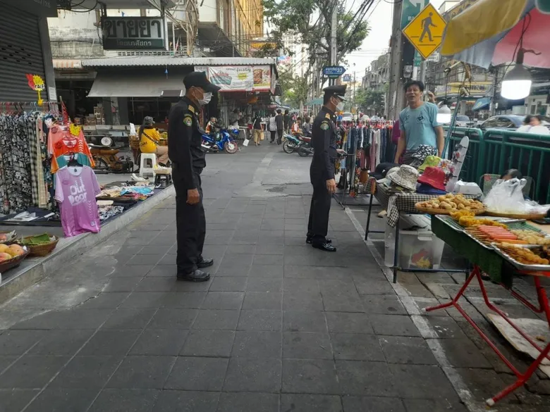 เขตยานนาวากวดขันผู้ค้าหาบเร่แผงลอยหน้าตลาดรุ่งเจริญไม่ให้กีดขวางทางสัญจร