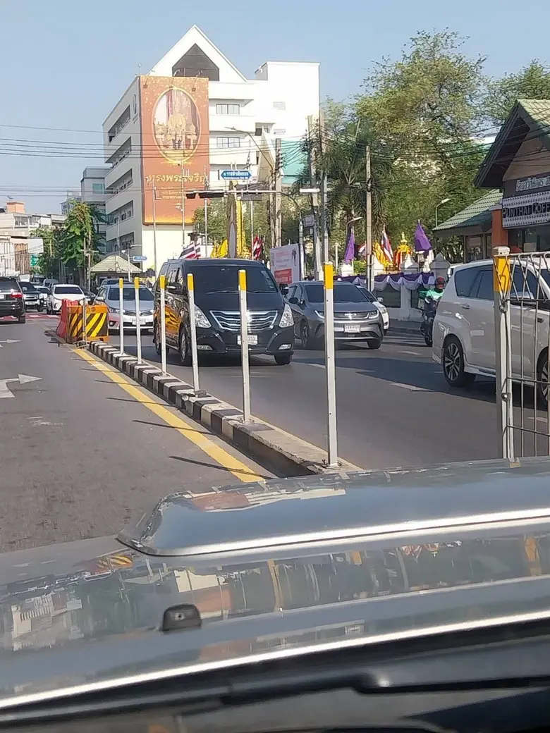 กทม. เร่งติดตั้งเสา-ตะแกรงรั้วกั้นเกาะกลางถนนวิสุทธิกษัตริย์ที่ถูกรถชนเสียหาย
