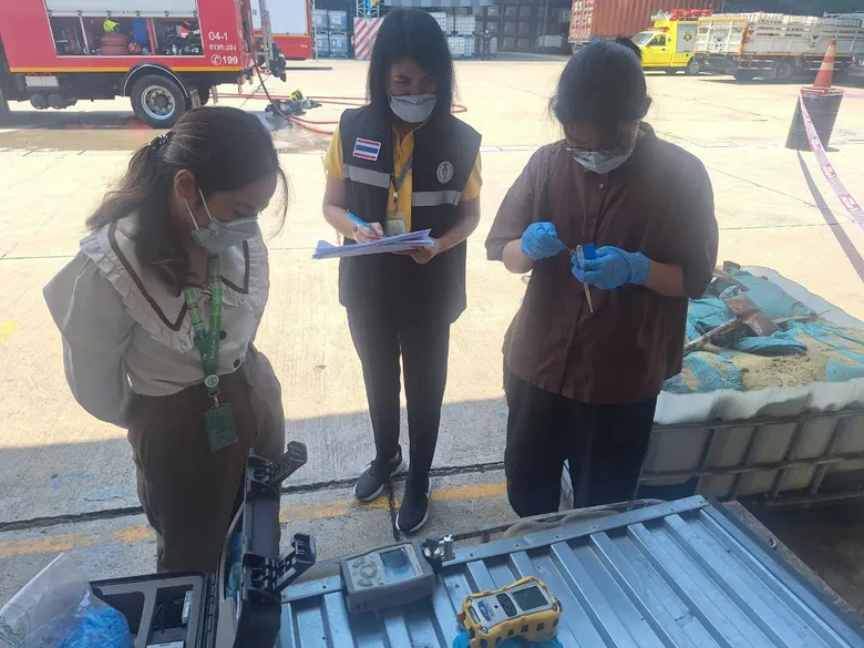กทม. ร่วมตรวจสอบเหตุสารเคมีรั่วไหลในโรงงานย่านจอมทอง พร้อมเฝ้าระวังคุณภาพอากาศ-น้ำบริเวณใกล้เคียง