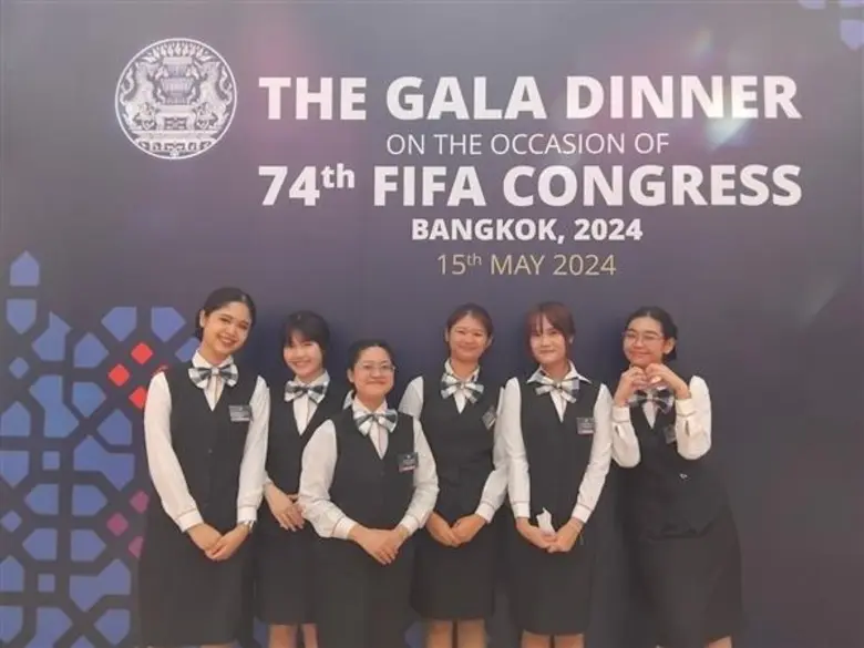 นักศึกษาวิทยาลัยดุสิตธานี แสดงทักษะการประกอบอาหารและการบริการอาหารและเครื่องดื่มอย่างมืออาชีพต้อนรับแขกนานาชาติ ณ ทำเนียบรัฐบาล