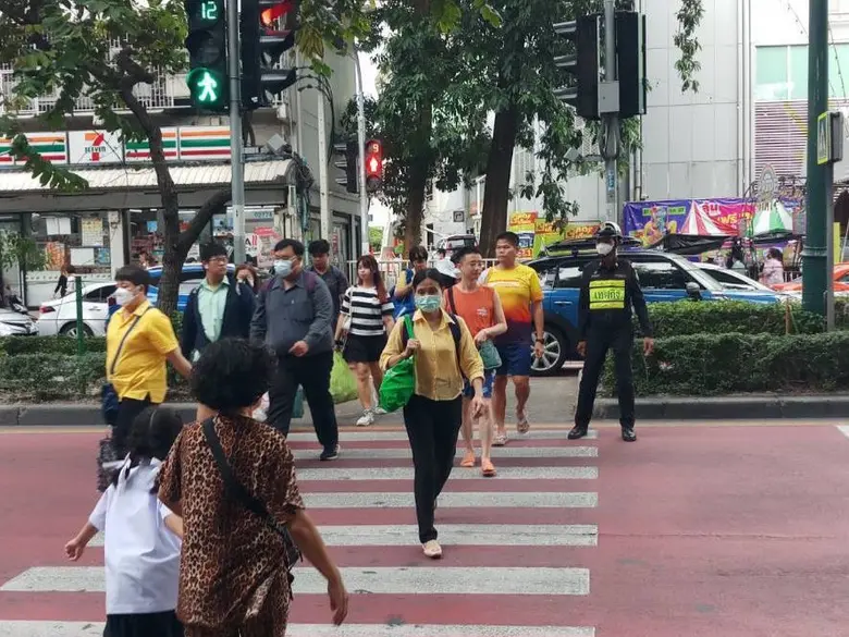 เขตพญาไทกวดขันแก้ปัญหาลักลอบกลับรถจักรยานยนต์ตรงทางม้าลายย่านสะพานควาย