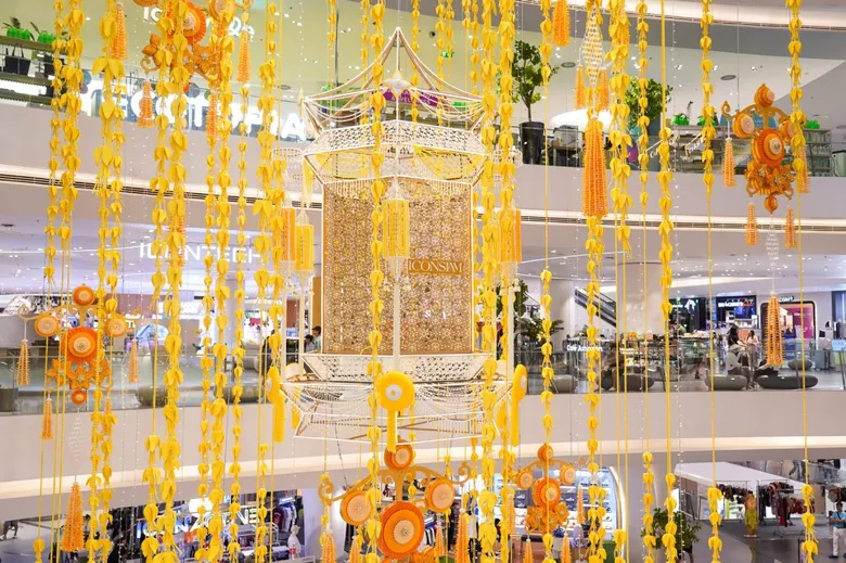 เฉลิมพระเกียรติพระบาทสมเด็จพระเจ้าอยู่หัวเฉลิมพระชนมพรรษา 72 พรรษา สยามพารากอน และไอคอนสยาม ผนึกศิลปินดัง "สกุล อินทกุล" เนรมิตผลงานหัตศิลป์สุดวิจิตร สะกดสายตาโลก