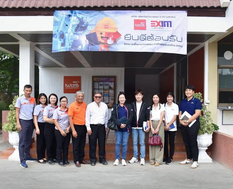 นายสุนทร สุวรรณเจตต์ (กลาง) ผู้ช่วยประธาน...