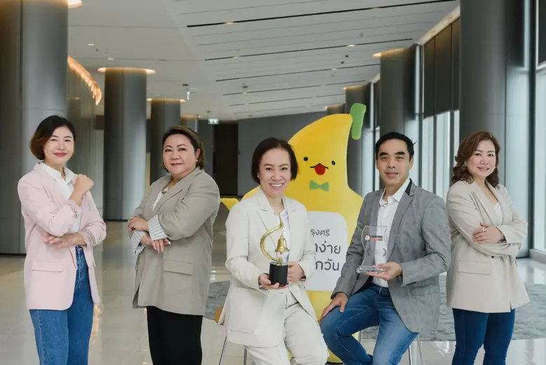 Ms. Mingkwan Pattanawong (center), Krungs...