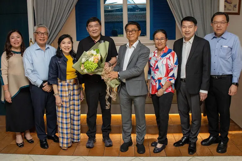 โยธิน ดำเนินชาญวนิชย์ (ที่ 4 จากขวา) พร้อ...