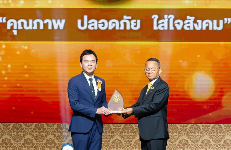 นายสมศักดิ์ เทพสุทิน (ขวา) รัฐมนตรีว่าการ...