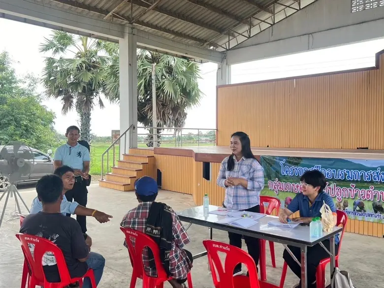 นายสุริยา ศรีนาโค เกษตรอำเภอบ้านแหลม มอบห...