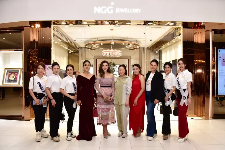 นางสาวปัญจรัตน์ ทรัพย์หิรัญกุล (ที่5จากขว...