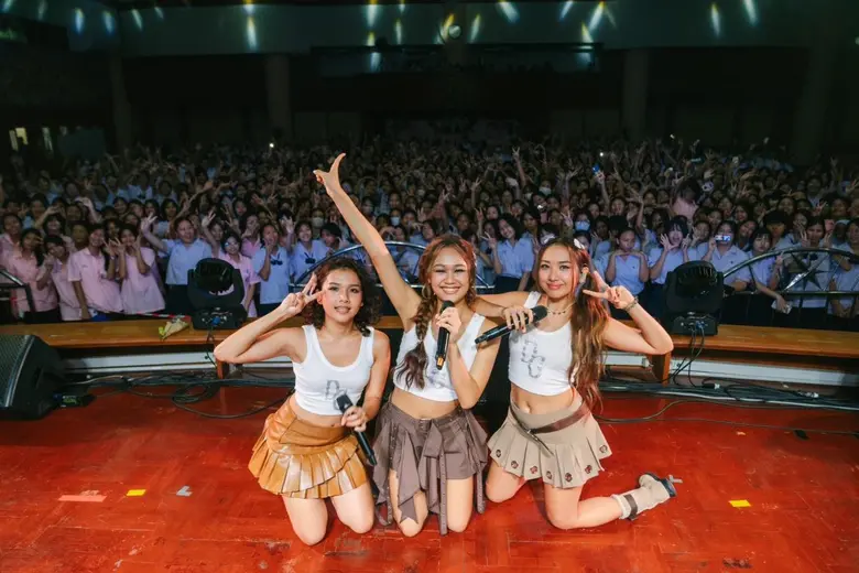 ผ่านพ้นไปเป็นที่เรียบร้อยแล้วสำหรับ "LA GLACE prese...
