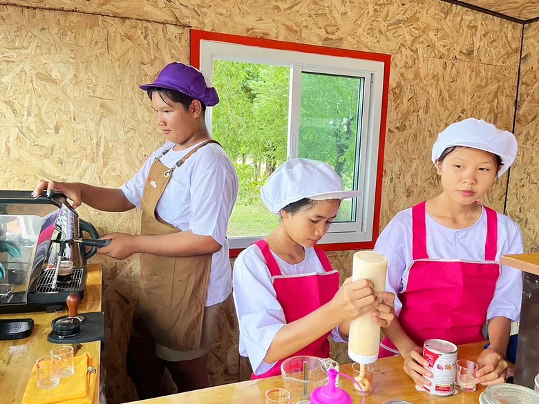 คอนเน็กซ์ อีดี ปูทางอาชีพนักเรียน รร.บ้านโนนสูงน้อย บุรีรัมย์ ดันร้านกาแฟ "CP สานฝันเด็กไทย"