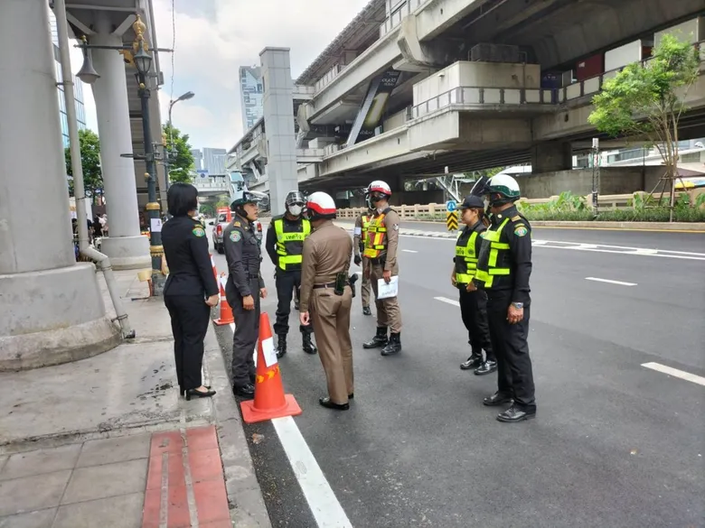 กทม. ติดป้ายเตือน-ตั้งแบริเออร์ปิดกั้นรถจักรยานยนต์ลักลอบกลับรถใต้สถานี BTS ช่องนนทรี
