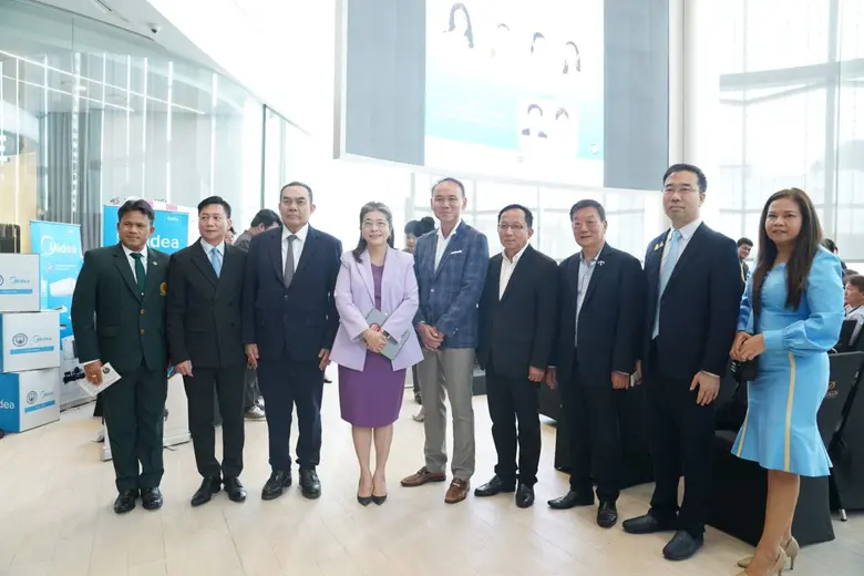 ดร.พงศ์ธร ธาราไชย (กลาง) ประธานเจ้าหน้าที...