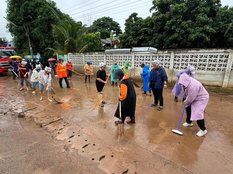 The University of Phayao recently organized a volunteer street cleaning event in Ban Tha Wang Khwai, located in the Mae Tam Muang Chum Community of Phayao Province.