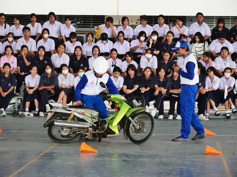ที ลีสซิ่ง จับมือ ศรีประจันต์วัฒนยนต์ จัดอบรม "ขับขี่ปลอดภัย ร่วมใจลดมลพิษ" โรงเรียนสงวนหญิง จ.สุพรรณบุรี
