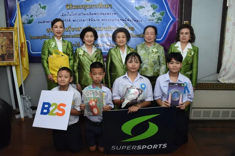 มุกดา จิราธิวัฒน์ เอื้อวัฒนะสกุล (คนกลาง)...