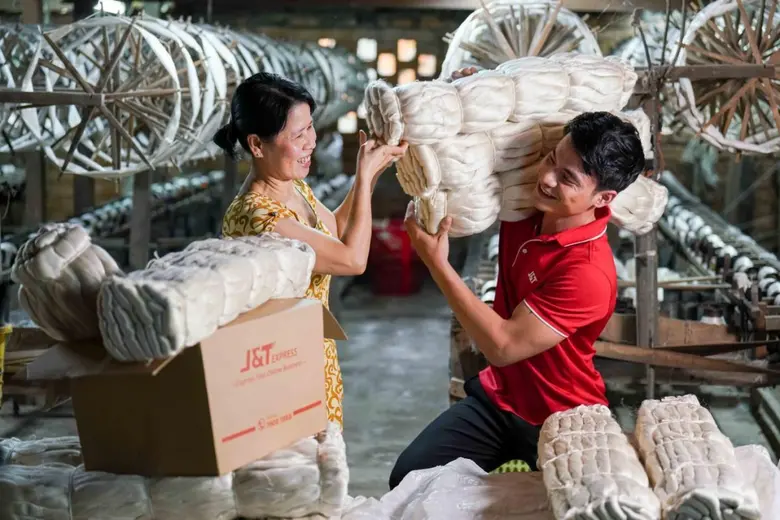 เจแอนด์ที โกลบอล เอ็กซ์เพรส จำกัด (" เจแอ...