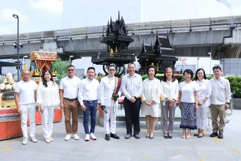 คณะผู้บริหารบริษัทในเครือเอ็ม บี เค นำโดย...