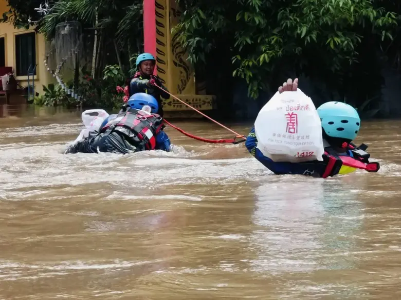 จัดทีม "ช่วยเหลือผู้ประสบภัยน้ำท่วมเชียงใ...